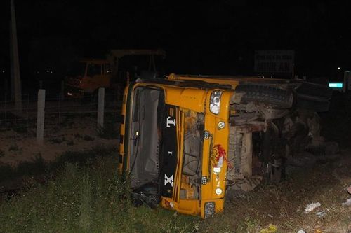 Người đàn ông nhảy khỏi xe máy trước khi xe bị cuốn vào gầm ôtô tải