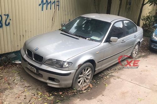 Hà Nội: Vứt xó 8 tháng, BMW bốc mùi khai thối