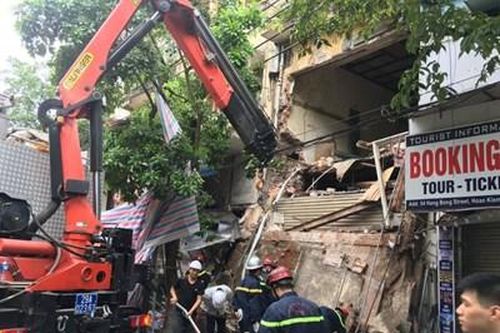 Nhà 2 tầng phố Hàng Bông đang thi công bất ngờ đổ sập