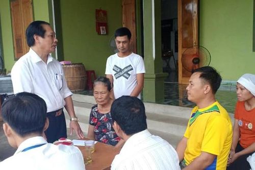 Thăm hỏi, hỗ trợ gia đình có thân nhân tử vong khi tưới chè chống hạn