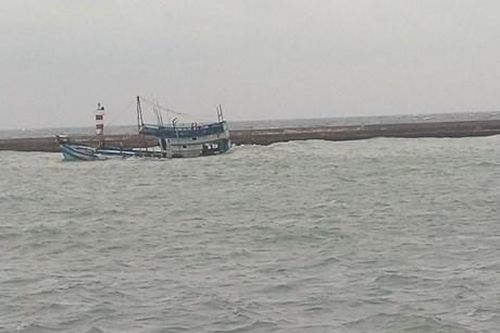 Nguy cơ tràn dầu từ con tàu chở 71 tấn bị chìm ở đảo Phú Quý