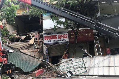 Sập cửa hàng bán đồ thể thao trên phố Hàng Bông, nhiều người đi đường hoảng sợ