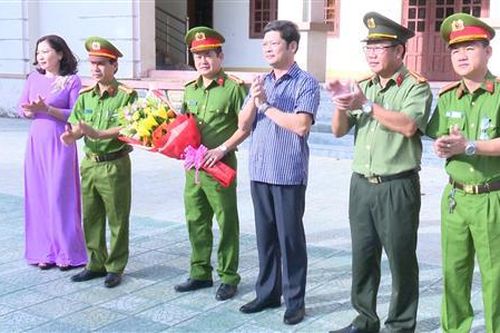 Khen thưởng đột xuất Công an thành phố Đông Hà