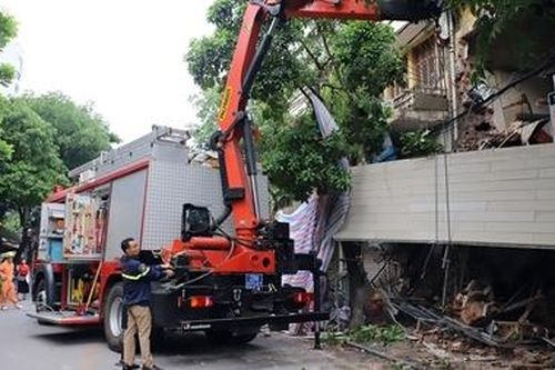 Hiện trường tan hoang nơi ngôi nhà bị sập trên phố Hàng Bông
