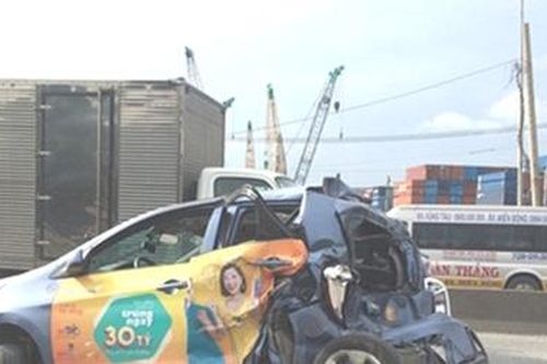 Xe khách mất lái gây tai nạn liên hoàn, hàng chục người thoát chết