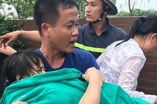 Bé gái 5 tuổi bị hút tay vào đường ống bể bơi
