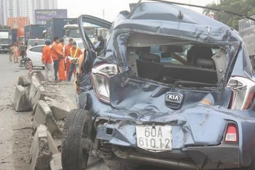 Xe khách gây tai nạn liên hoàn, 2 ô tô bẹp dúm, nhiều người thoát chết