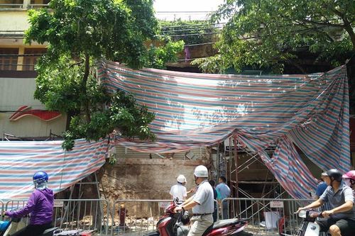 Giải cứu người bảo vệ mắc kẹt trong căn nhà sập trên phố Hàng Bông