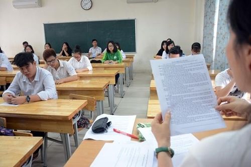 Nhà trường không được thu bất cứ khoản tiền nào trong thời gian tuyển sinh