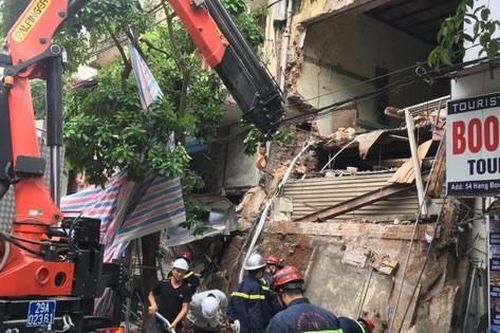 Hà Nội: Ngôi nhà trên phố Hàng Bông bất ngờ đổ sập