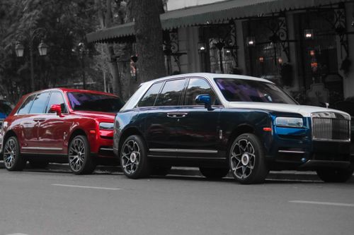 Bộ đôi SUV siêu sang Rolls-Royce Cullinan lần đầu 'đụng độ' tại Hà Nội