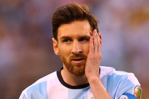 CĐV chế nhạo Messi sau thất bại toàn diện trước Brazil