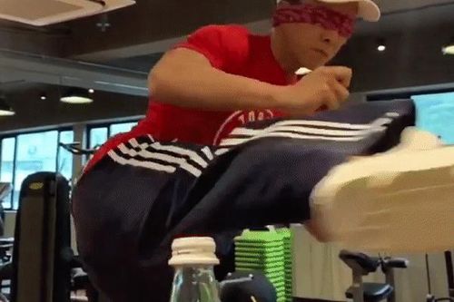 Chung Tử Đơn bịt mắt đá mở nắp chai