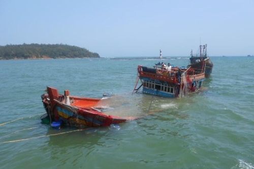 Tàu cá Ninh Thuận bị lật, 5 người mất tích trên biển