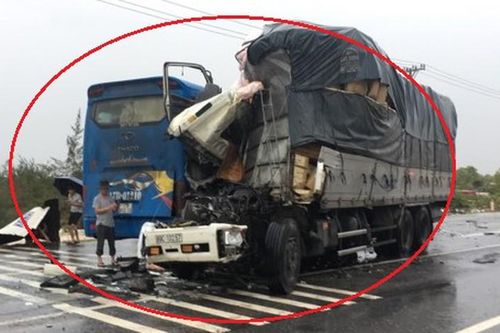 Xe tải 'bay đầu', nát bét sau khi đâm trực diện xe giường nằm