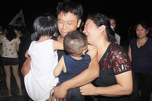 Nước mắt tủi mừng bên cảng đón những thuyền viên sống sót trở về