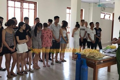 Nhóm cô gái nửa đêm 'liên hoan' ma túy, bóng cười với 11 gã trai