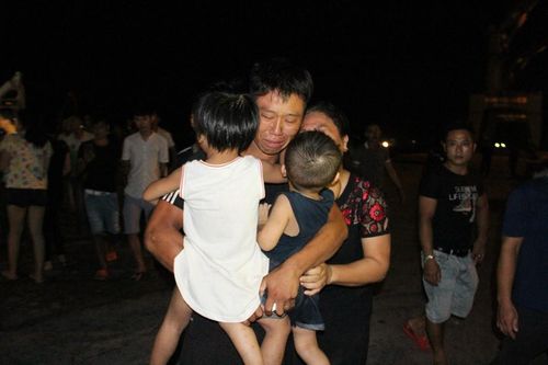 Xúc động giây phút đón 7 thuyền viên sống sót được đưa vào bờ