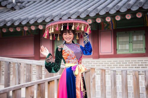 Trần Huyền Nhung diện áo tứ thân độc lạ, trẻ trung tại đất nước Hàn Quốc