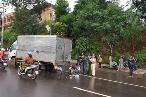 Tông vào xe tải dừng trên đường, 1 cán bộ trại tạm giam tử vong