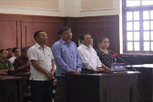 Xét xử phúc thẩm vụ án buôn lậu gỗ trắc: Các bị cáo tiếp tục kêu oan