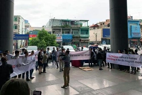 Big C ngưng nhập hàng, DN Việt tụ tập dương biểu ngữ phản đối