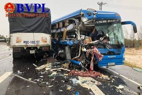 Xe khách đấu đầu xe tải nhiều người nhập viện