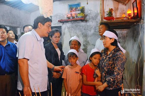Bí thư Tỉnh ủy thăm hỏi, động viên ngư dân vụ tàu cá bị đâm chìm