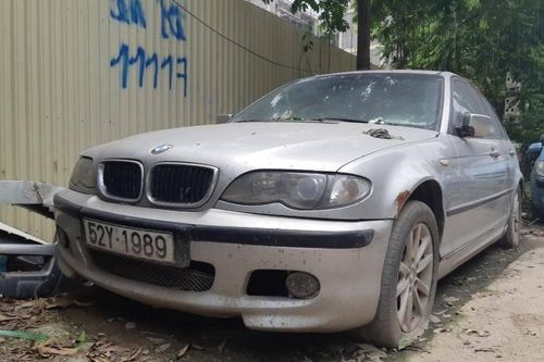 Hà Nội: Xe BMW 3 Series vứt chỏng chơ 8 tháng không ai nhận
