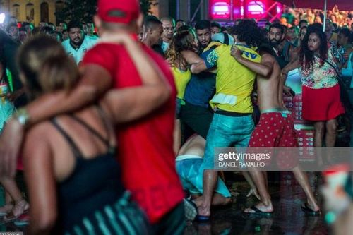 Cay cú vì thua cuộc, CĐV Argentina đánh CĐV Brazil