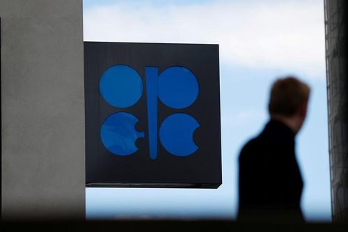 Giá dầu lao dốc dù OPEC+ kéo dài thỏa thuận giảm sản lượng