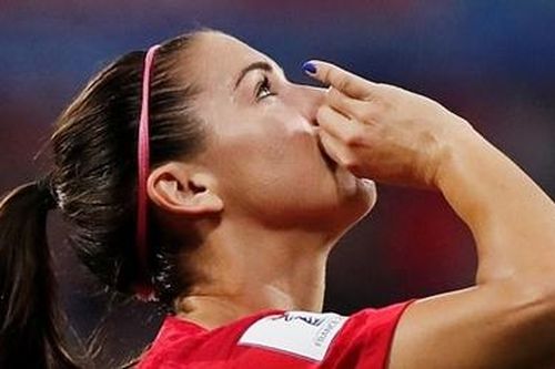 Chân sút Mỹ nhận chỉ trích vì pha trêu ngươi người Anh