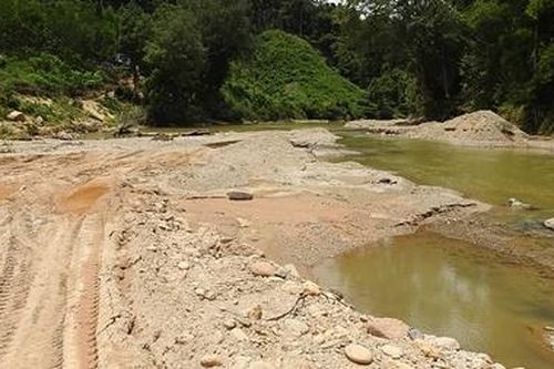 Khai thác cát, sỏi trái phép 'băm nát' sông A Lin