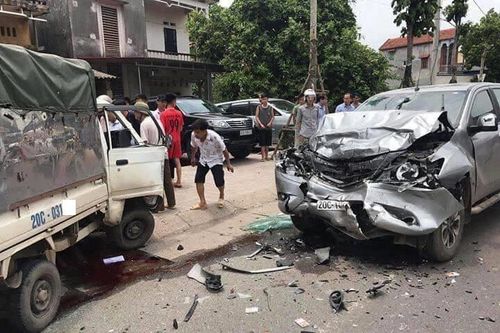 Xe tải bay lên không trung sau cú đấu đầu, tài xế thiệt mạng