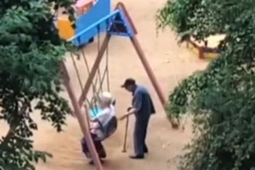 Hình ảnh tình tứ bên xích đu của cặp vợ chồng tuổi xế bóng khiến người xem trầm trồ