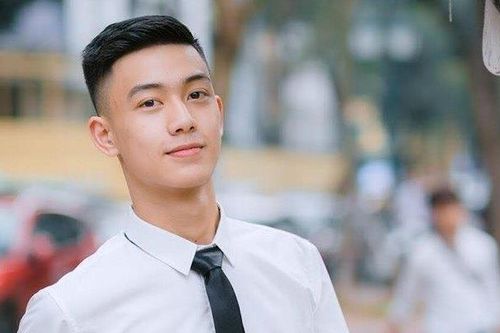 'Soái ca áo trắng' được hội chị em tìm kiếm sau bức ảnh chụp lén