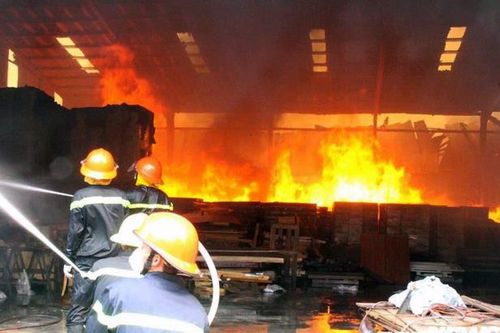 Rò rỉ gas khi cháy xưởng gia công sắt, hàng chục hộ dân di tản