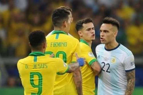 Coutinho bị cầu thủ Argentina tát trong đường hầm