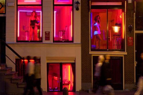 Thị trưởng Amsterdam cân nhắc đóng cửa 'phố đèn đỏ'
