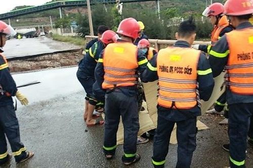 Hai người tử vong do sụt lở đường vì mưa bão