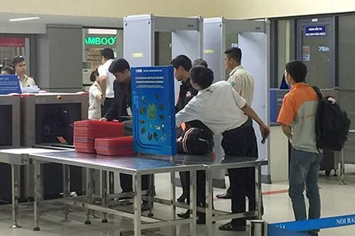 Nam hành khách trộm 1,5 cây vàng của nữ hành khách ở cửa soi hành lý
