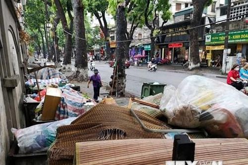 Hà Nội: Rác sinh hoạt ùn ứ hàng dài trên nhiều tuyến phố