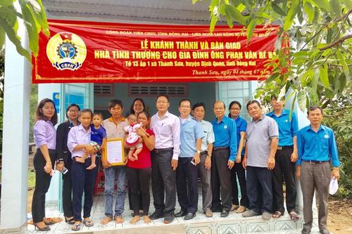 Liên đoàn lao động tỉnh tặng nhà tình thương cho hộ nghèo