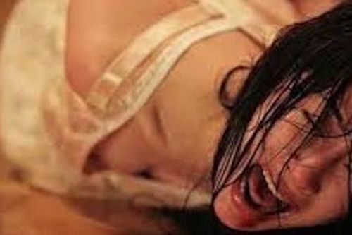 Gã hàng xóm chui vào mùng đòi cưỡng hiếp bé gái 14 tuổi