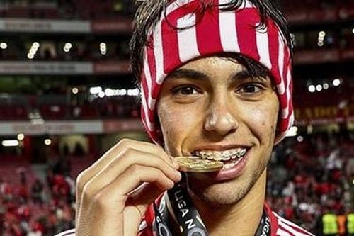 Chân sút 'tuổi teen' vượt giá cả Ronaldo là ai