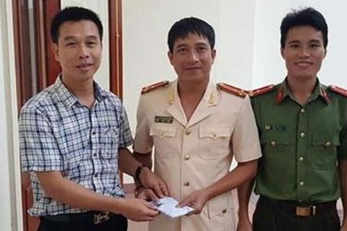 Trao tiền hỗ trợ cán bộ, chiến sỹ tham gia phòng chống cháy rừng