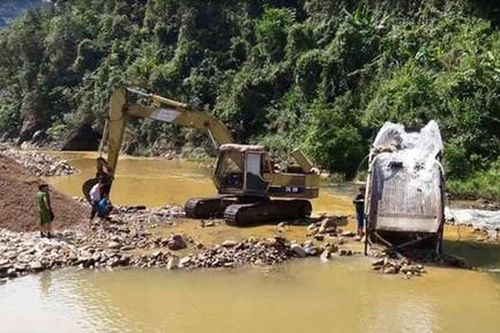Băm nát lòng suối để khai thác cát sỏi khi làm dự án thủy điện