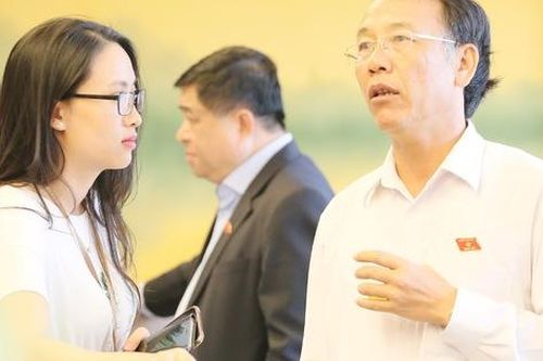Nhà báo nữ và những gian nan đo bằng nước mắt