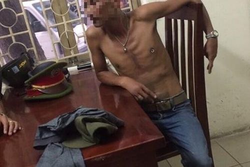 Người đàn ông tẩm xăng định tự thiêu giữa phố