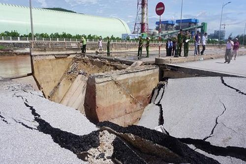 Ảnh hưởng bão số 2: Cầu sập, kênh vỡ, 5 người thương vong